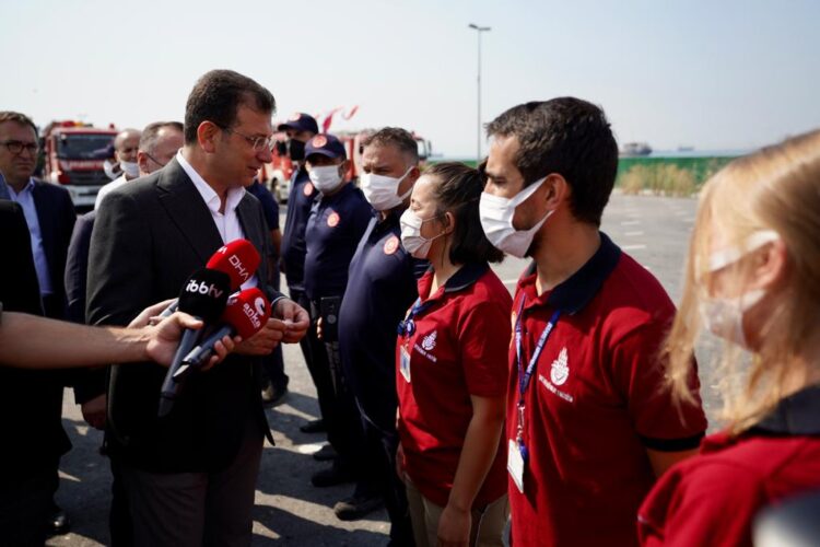 İmamoğlu, kahraman itfaiyecileri Yenikapı’da karşıladı
