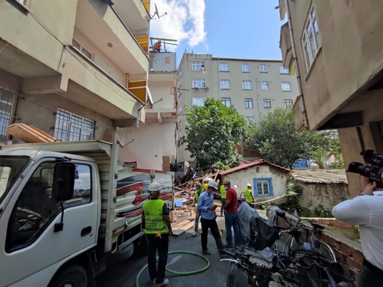 Okmeydanı’nda çevre güvenliği ve asbest raporları alınmadan yapılan yıkıma tepki