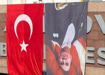 AKP’li belediye, Atatürk fotoğrafını ters astı