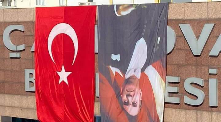 AKP’li belediye, Atatürk fotoğrafını ters astı