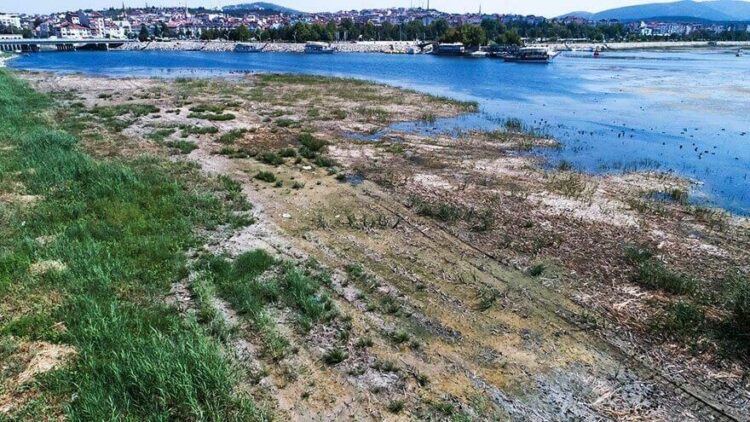 Türkiye’nin en büyük tatlı su gölü ölüm döşeğinde