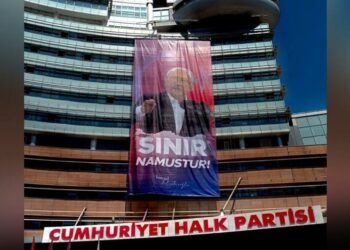 CHP Genel Merkezi’ne ‘Sınır Namustur’ afişi
