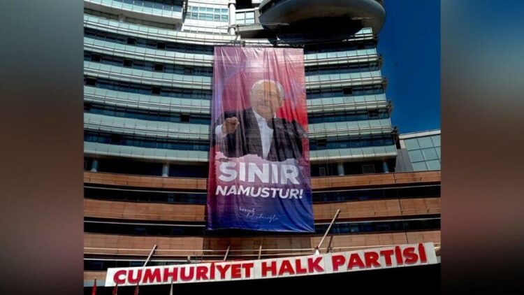 CHP Genel Merkezi’ne ‘Sınır Namustur’ afişi