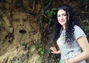 Ağaç köklerini sanat eserine çevirdi