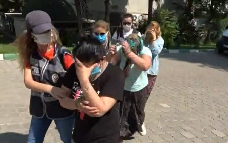 Lüks araçla hırsızlık avına çıkan kadın, göbek atarak adliyeye girdi