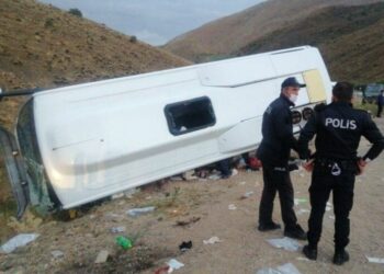 Kuran kursu öğrencilerini taşıyan midibüs dere yatağına devrildi