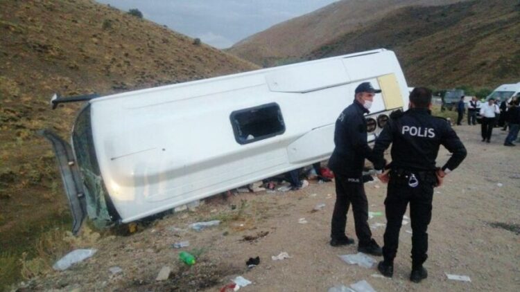 Kuran kursu öğrencilerini taşıyan midibüs dere yatağına devrildi