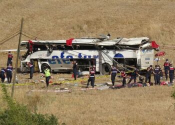 Yolcu otobüsü takla attı: Çok sayıda ölü ve yaralı var