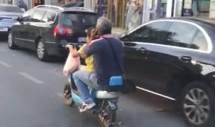 Motosikleti çocuğa kullandırıp telefonla konuştu