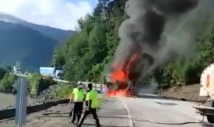 Bozkurt’a yardım malzemesi taşıyan TIR’da yangın
