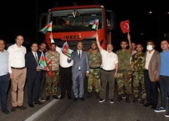 Yangına müdahaleye giden aracı durdurup sohbet ettiler