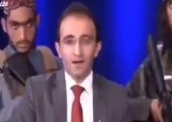 Taliban’dan şaşkına çeviren görüntü: Canlı yayında sunucunun etrafını sardılar