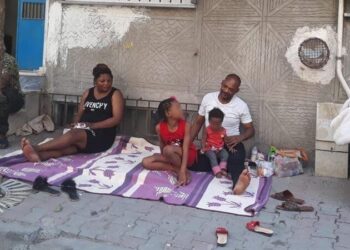 Ev ararken dolandırılan yabancı uyruklu aile sokakta yaşıyor