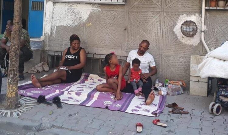 Ev ararken dolandırılan yabancı uyruklu aile sokakta yaşıyor