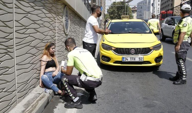 Sinir krizi geçiren kadın taksiyi yumrukladı