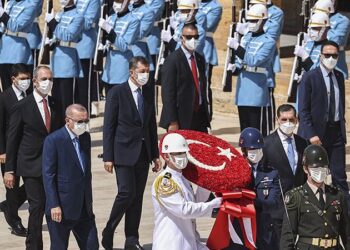 İstifa etti denilen Bakan, Erdoğan’ın yanında poz verdi