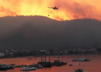 Marmaris Turunç’a tahliye için iki çıkarma gemisi gönderildi