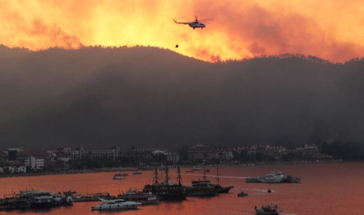Marmaris Turunç’a tahliye için iki çıkarma gemisi gönderildi