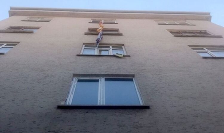 Çarşafları bağlayıp evlerinin camından inmeye çalışırken ağır yaralandı