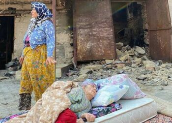 Yanan evinin önünde uyuyan Alzheimer hastası yaşlı kadın…