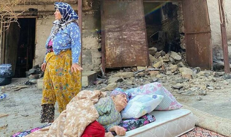 Yanan evinin önünde uyuyan Alzheimer hastası yaşlı kadın…