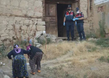 Önce eşini ve çocuğunu öldürdü sonra intihar etti