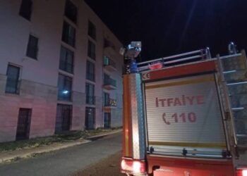 Evini ateşe verdi, kapıyı kilitleyip gitti