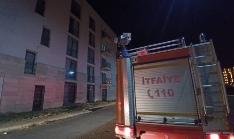 Evini ateşe verdi, kapıyı kilitleyip gitti