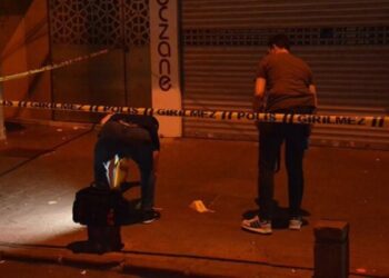 Beyoğlu’nda kafede oturanlara silahlı saldırı