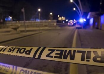 Eşini öldürüp polisi aradı