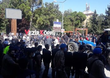 Köylüler isyan etti: AKP’li belediyeyi taşladı