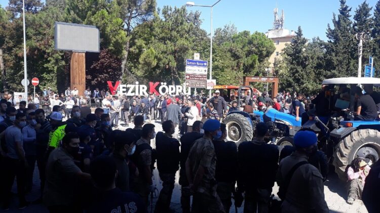 Köylüler isyan etti: AKP’li belediyeyi taşladı