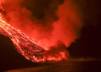 Lavlar okyanusa ulaştı: Zehirli gaz uyarısı yapıldı