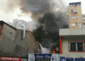 Şişli’de iki otomobil tamirhanesinde yangın
