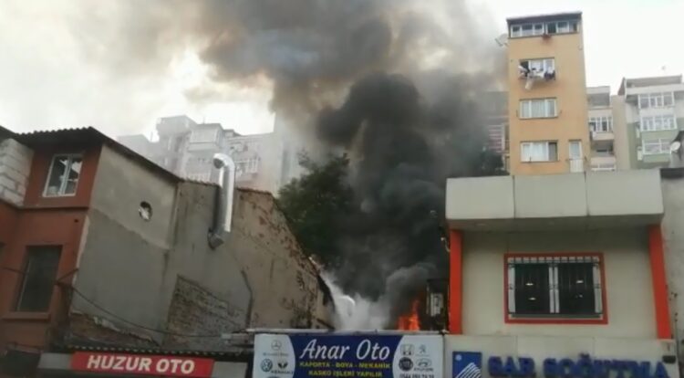 Şişli’de iki otomobil tamirhanesinde yangın