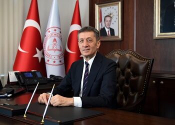 Eski bakan Ziya Selçuk’tan gece yarısı dikkat çeken mesaj