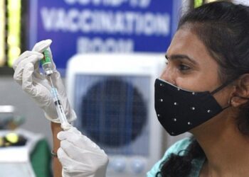 Uzman isimden yeni varyant uyarısı: Aşılı olan kişiler…