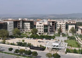 Rektör, eşinin katıldığı etkinliği üniversiteye ödetti iddiası