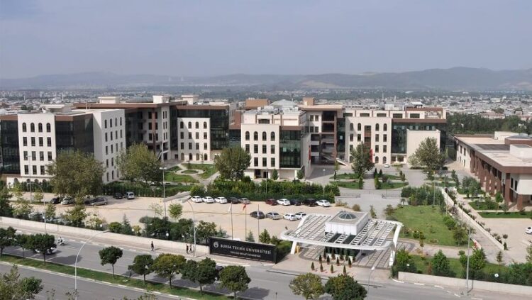 Rektör, eşinin katıldığı etkinliği üniversiteye ödetti iddiası