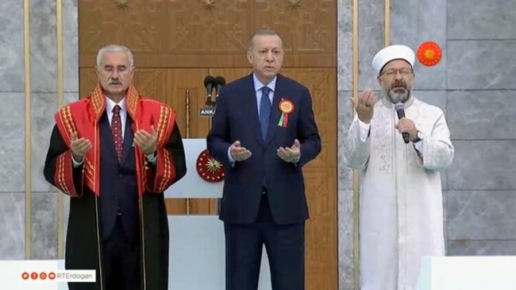 Yargıtay Başkanı, adli yıl açılışında cübbesiyle dua etti