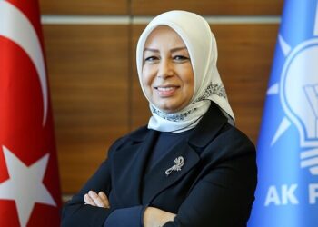 AKP’li Öznur Çalık ayakkabısını değiştirdi: Yenisi kaç lira çıktı?
