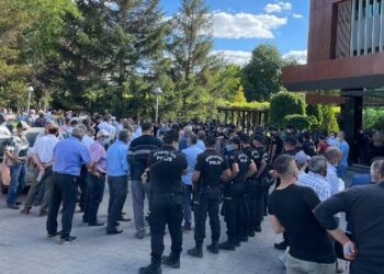 Halk otobüsçüleri AKP’li belediye binasını bastı