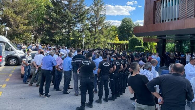 Halk otobüsçüleri AKP’li belediye binasını bastı