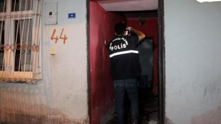 Kardeşini öldürüp babasını dövdükten sonra kaçtı