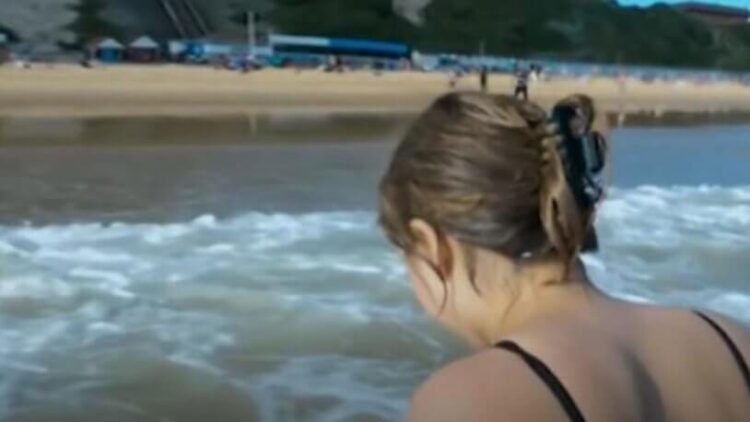 Suyun içinde tecavüze uğrayan kızı izlemekle yetindiler