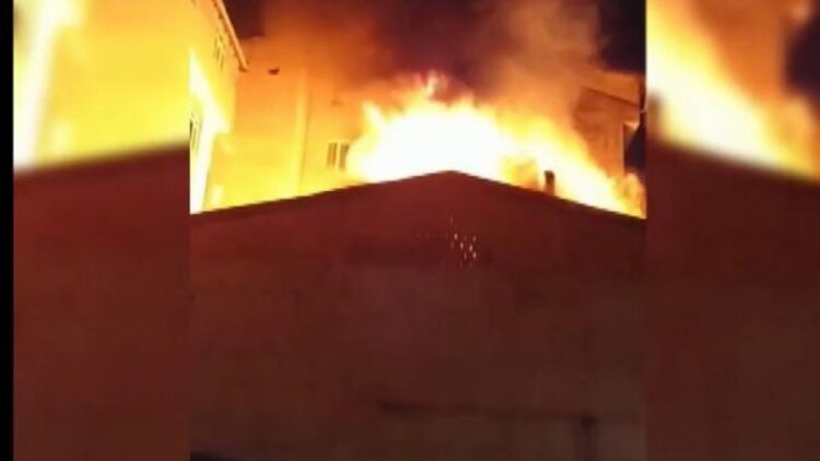 Düğünde atılan havai fişekler evin çatısını düştü