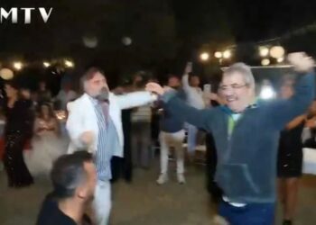 İki ünlü oyuncu karşılıklı zeybek oynadı