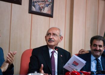 Kemal Kılıçdaroğlu, Rize Ziraat Odası’nda çay üreticileriyle buluştu