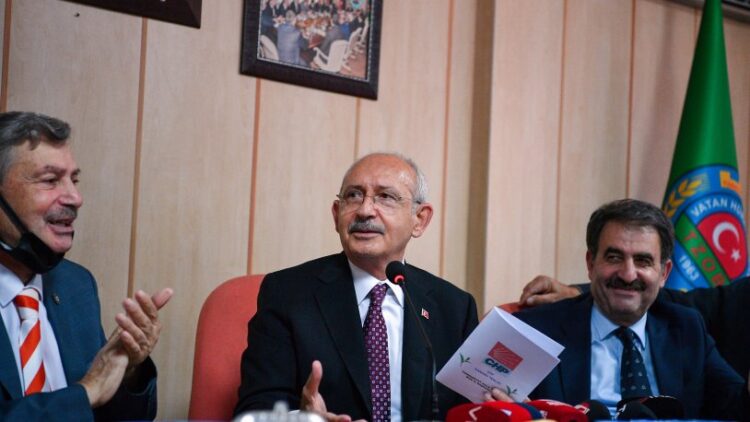Kemal Kılıçdaroğlu, Rize Ziraat Odası’nda çay üreticileriyle buluştu