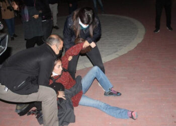 ‘Barınamıyoruz’ diyen öğrencilere yaka paça gözaltı